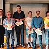 Helmut Weller und Ingrid Leeder vom DRK-Ortsverein Radolfzell (Erster und Zweite von links) sowie Bürgermeister Patrick Krauss (rechts) ...