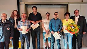 Helmut Weller und Ingrid Leeder vom DRK-Ortsverein Radolfzell (Erster und Zweite von links) sowie Bürgermeister Patrick Krauss (rechts) ...