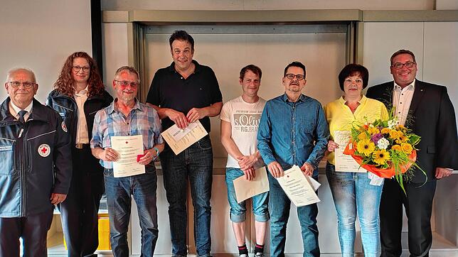 Helmut Weller und Ingrid Leeder vom DRK-Ortsverein Radolfzell (Erster und Zweite von links) sowie Bürgermeister Patrick Krauss (rechts) ...
