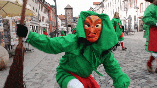 Die Villinger Hexen kommen am Schmotzigen nach ausgiebigem Frühstück erst zur Mittagszeit in die Stadt.