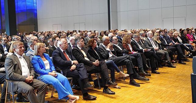 Großer Applaus: Die Festrede beim Apéro der Wirtschaftskammern im Bodenseeforum Konstanz kam bei den rund 500 Gästen sehr gut an.