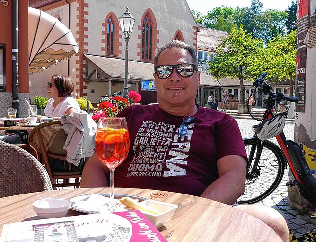 Lothar Kohl trinkt im Villinger Eis-Café Zampolli einen Spritz – in einer interessanten Variante: Statt Aperol ist hier Campari ...