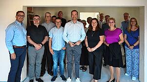 Beim Rundgang (vorn, v. l.): Dieter Hauser, Christoph Bartholomä, Pater Piet Cuijpers, Alex Völkle, Felix Schreiner, Nathalie Rindt, ...