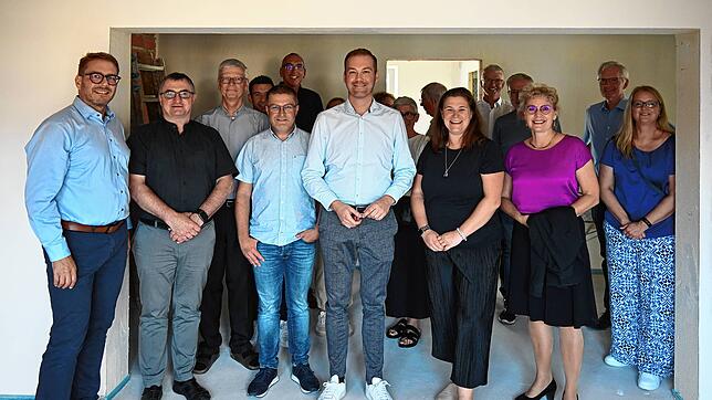 Beim Rundgang (vorn, v. l.): Dieter Hauser, Christoph Bartholomä, Pater Piet Cuijpers, Alex Völkle, Felix Schreiner, Nathalie Rindt, ...