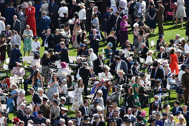 8000 Gäste tummeln sich auf dem park-ähnlichen Gelände des Buckingham-Palasts in London. Eine Einladung gilt als besonders große Ehre. ...