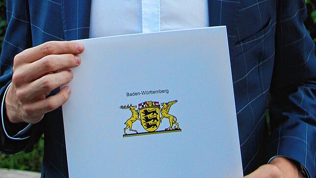 An vielen Schulen in der Region finden in diesem Jahr die Zeugnisübergaben nur im kleinen Rahmen und oft ohne Eltern statt. Einige ...