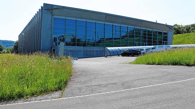 Die Mülimattsporthalle in Brugg: Hier hat ein 41-Jähriger Geld und Schecks geklaut. Ein Polizeibeamter in zivil hat ihn in der ...