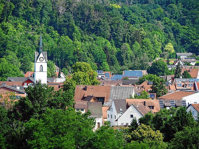 Der Kirchturm von St. Benedikt ragt über den alten Ortskern.