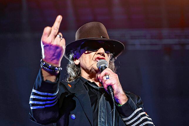 Der Musiker Udo Lindenberg steht am 03.05.2017 in Kiel bei einem Konzert auf der Bühne in der Sparkassen Arena und reckt den ...