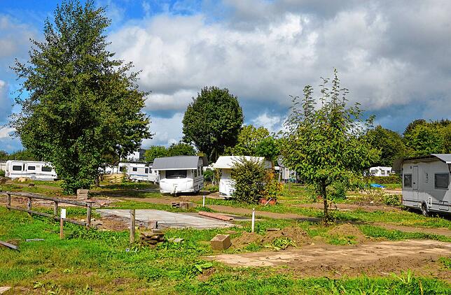 Nach dem Starkregen: Kreuz und quer stehen die Wohnwagen, Schlamm bedeckt die Wiese, die Parzellen sind sanierungsbedürftig.
