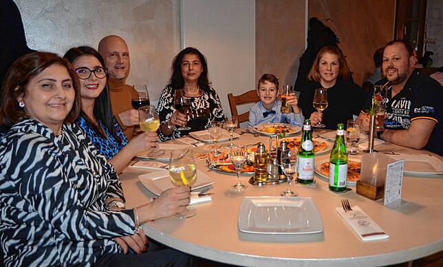 Am Silvesterabend feiern viele im Familien- oder Freundeskreis, wie hier Apollonia Morisco, Antonella Acquafredda, Harald Schmid, Livia ...