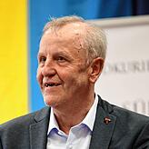 Robert Hogg erklärt, dass Alt-Landrat Frank Hämmerle ihn zur Kandidatur bewegt hätte. Worauf dieser aus dem Publikum ruft: „Das ...