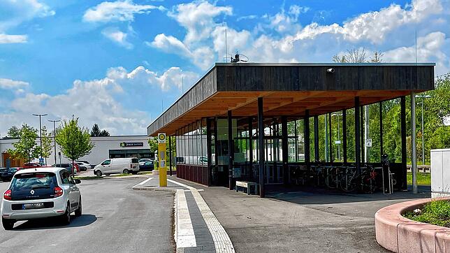 Passanten wundern sich: Alles ist bereit für die Nutzung des neuen Fahrradhauses am Gottmadinger Bahnhof. Nur das Schließsystem ist noch ...