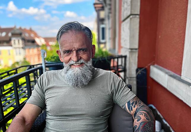 Rund 12 Jahre lebt Peter Wüst mittlerweile in seiner Wohnung im Paradies. Seit einigen Wochen teilt er seinen Balkon mit einer ...