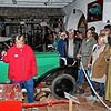 Auf außergewöhnliche Exponate weist Claudia Dreher, Vorsitzende der Meßkircher Oldtimerfreunde, bei der Taschenlampen-Führung im ...