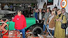 Auf außergewöhnliche Exponate weist Claudia Dreher, Vorsitzende der Meßkircher Oldtimerfreunde, bei der Taschenlampen-Führung im ...