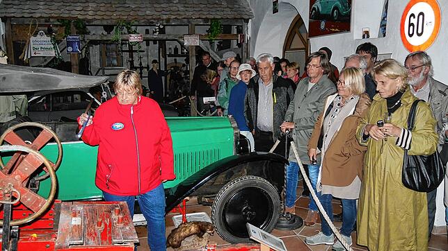 Auf außergewöhnliche Exponate weist Claudia Dreher, Vorsitzende der Meßkircher Oldtimerfreunde, bei der Taschenlampen-Führung im ...