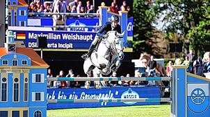 Ein Anblick, zu dem es dieses Jahr im Donaueschinger Reitstadion nicht kommen wird: Maximilian Weishaupt beim Springreit-Turnier des CHI ...
