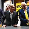 Diese Fassadenverkleidung erzeugt Strom: Michael Keller (rechts) führt Bundeskanzler Olaf Scholz bei Sto Innovation „made in Germany“ vor.