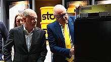 Diese Fassadenverkleidung erzeugt Strom: Michael Keller (rechts) führt Bundeskanzler Olaf Scholz bei Sto Innovation „made in Germany“ vor.