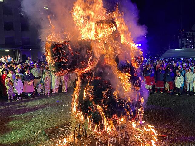 Närrisches Feuerspektakel: Den Abschluss des Schmutzigen Dunschtig bildet traditionell die Verbrennung des Bög.