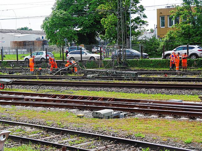 Bahnmitarbeiter sind am Mittwoch dabei, die Schäden zu beseitigen.