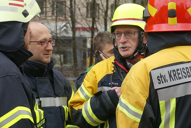 Stadtbrandmeister Werner Storz informiert OB Thomas Herzog über die Aufräumarbeiten.