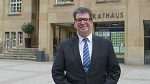 Dirk Caroli im OB-Wahlkampf vor dem Schramberger Rathaus.