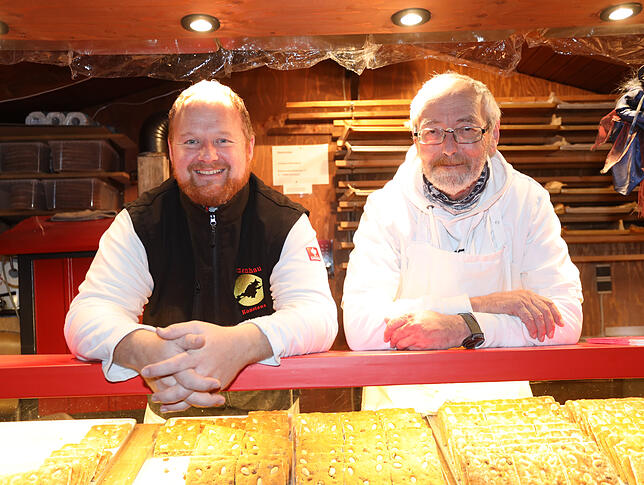 Christian und Karl Eisenhauer an ihrem Stand. Hier verkaufen sie bis zum 22. Dezember Lebkuchen.