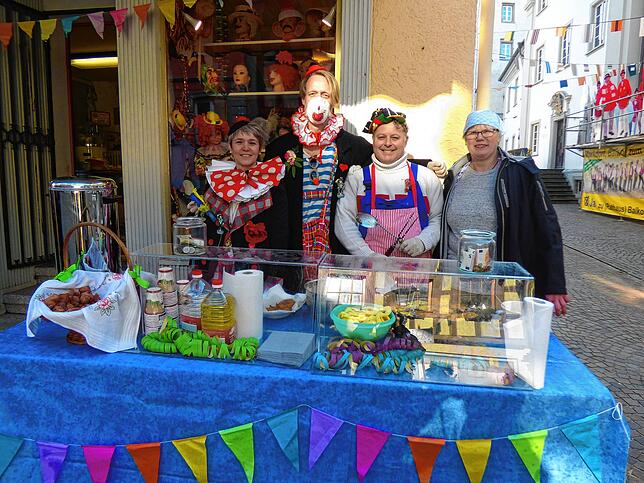 Die Trachtengruppe versorgte die Narren und Fasnetfans mit hausgemachten Fasnetsküchle und Apfelpunsch (von links): Antje Herfurth, ...