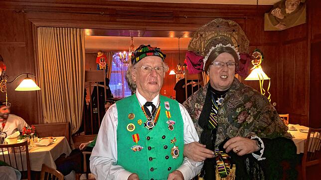 Manfred Graubach als Narrenrat mit Sohn Peter, der 2016 interimsweise in die Tracht der Narremutter geschlüpft war.