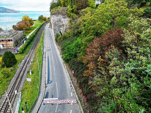 Die Bahnhofstraße unterhalb der Felsen bei Goldbach ist aktuell (Anfang November 2023) vorübergehend gesperrt.