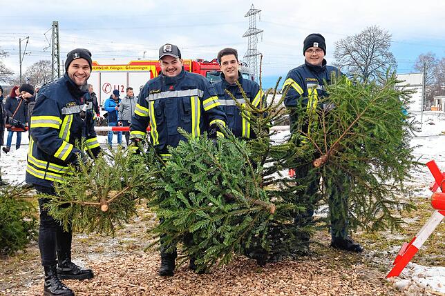 Bild 3: In Marbach fliegen die Weihnachtsbäume durch die Luft
