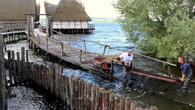 Das Pfahlbaumuseum Unteruhldingen trifft Vorkehrungen gegen das drohende Hochwasser. Wenn das Wasser nur noch knapp unter den ...