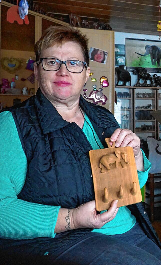 Mit diesem Holz-Elefanten fing vor 20 Jahren die Leidenschaft von Adelheid Bürkle an. Heute hat sie 1800 Elefanten aller Art.