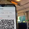 Ein Fahrgast hält sein Handy mit dem Neun-Euro-Ticket in der Hand. Jetzt gilt&lsquo;s auch im Jestetter Zipfel. (Symbolbild)