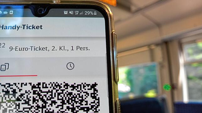 Ein Fahrgast hält sein Handy mit dem Neun-Euro-Ticket in der Hand. Jetzt gilt&lsquo;s auch im Jestetter Zipfel. (Symbolbild)