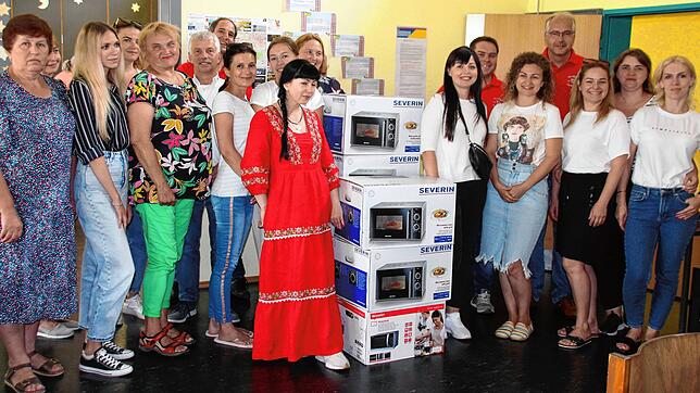 Von dem gespendeten Geld der Musikkapelle Aach-Linz wurden Mikrowellen gekauft, die den ukrainischen Frauen den Alltag erleichtern ...