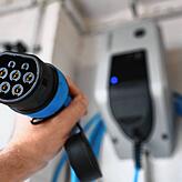 Neben Solarmodulen und Stromspeicher kann häufig auch eine Wallbox zum Laden eines Elektrofahrzeugs im Paket gemietet werden.