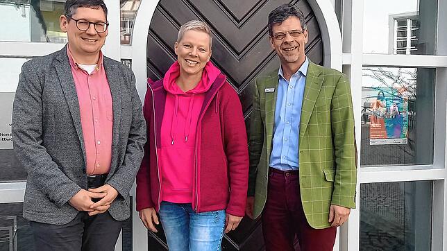 Martin Messingschlager vom Pragma-Institut, Helga Stützenberger (verantwortlich für den Flyer) und Bürgermeister Georg Riedmann sind ...