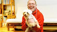 Frederik Wolff, hier mit Familienhund Bonny, ist 17 Jahre alt und will lernen. Sein Lieblingsfach? Sachkunde. Sein Lieblingsthema? Alle.