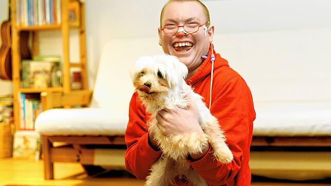 Frederik Wolff, hier mit Familienhund Bonny, ist 17 Jahre alt und will lernen. Sein Lieblingsfach? Sachkunde. Sein Lieblingsthema? Alle.