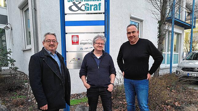 Sie arbeiten zusammen für eine Stärkung der Altenpflege im Hegau: Die Geschäftsführer des Caritasverband Singen-Hegau, Oliver Kuppel ...
