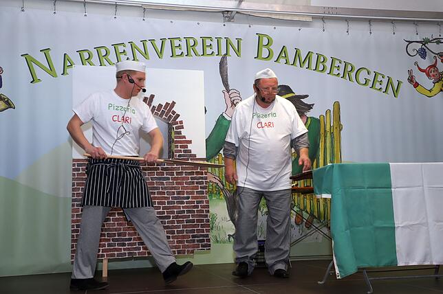 Patrick (links) und Sigi Weber waren beim Frühschoppen als Pizzabäcker in der Pizzeria Clari unterwegs.