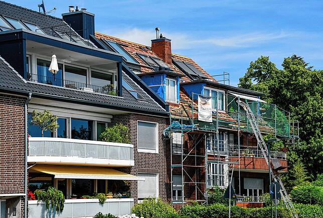 Immer öfter verkaufen Rentner und Senioren ihr für sie zu groß und teuer gewordenes Haus nur teilweise. Das birgt Chancen, man sollte ...