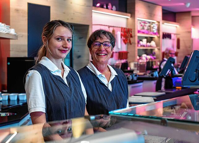 Sie sind für ihre Kunden da: Nadine Laicher und Claudia Brennenstuhl (v.li.) von der Sauldorfer Landmetzgerei Walk.