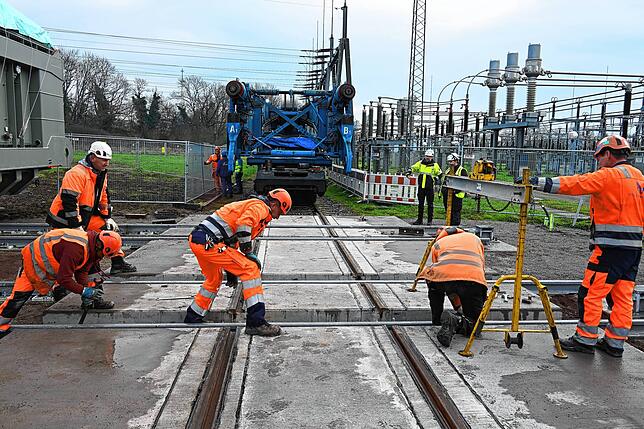 Bild 25: 300 Tonnen schwerer Trafo-Transport – Das sind die Bilder!