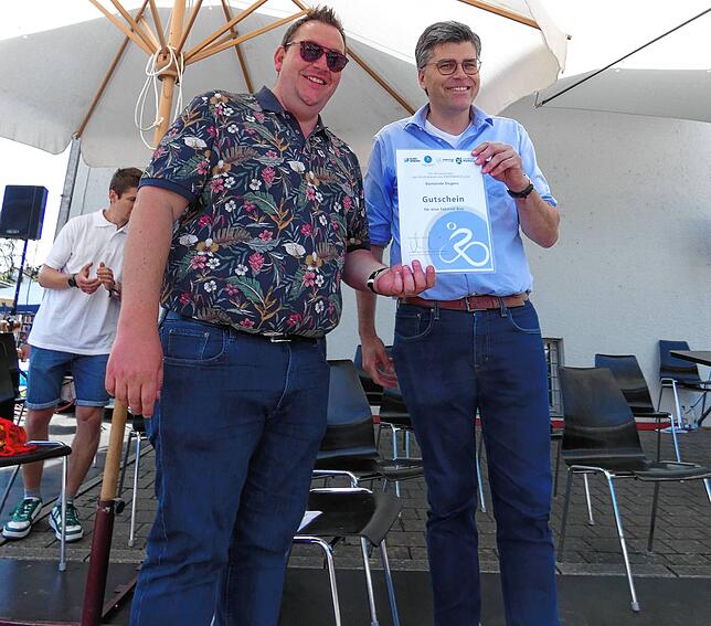 Ehrung zum Stadtradeln-Sieg 2024: Landrat Martin Kistler (rechts) und Dogerns Bürgermeister Fabian Prause.