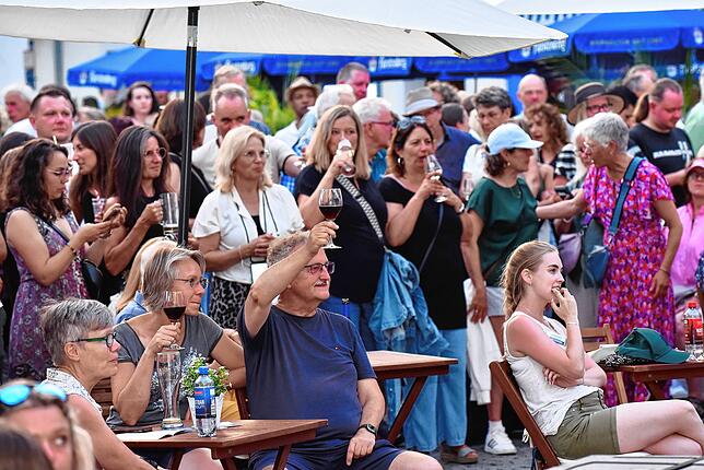 Bild 32: Donaueschingen genießt ausgelassen den Samstagabend beim Donauquellfest