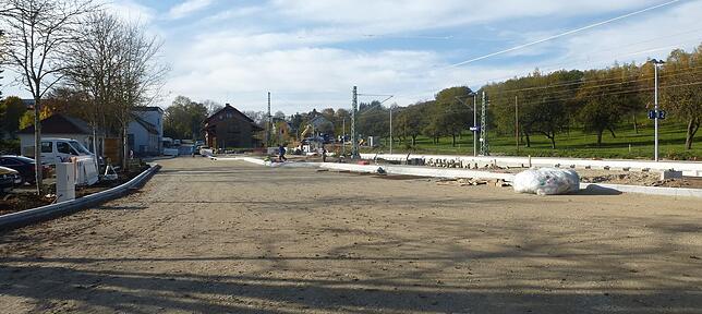 Zur Wiedereröffnung der Höllentalbahn soll auch der Buswendeplatz fertig werden. In den nächsten Tagen werden die Teermaschinen ...